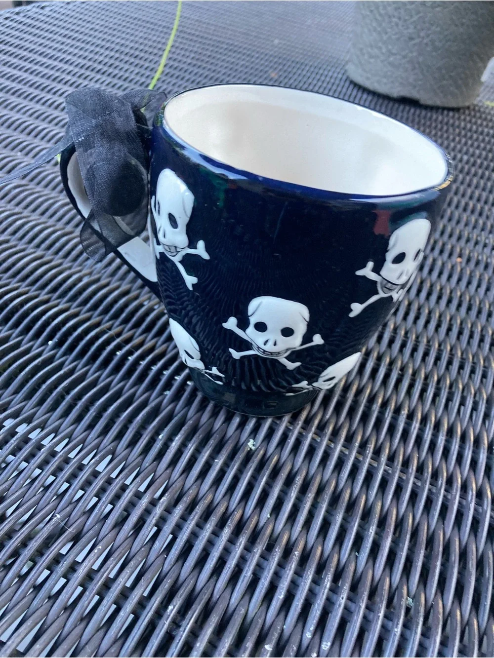 M Studios skull & crossbones black mug